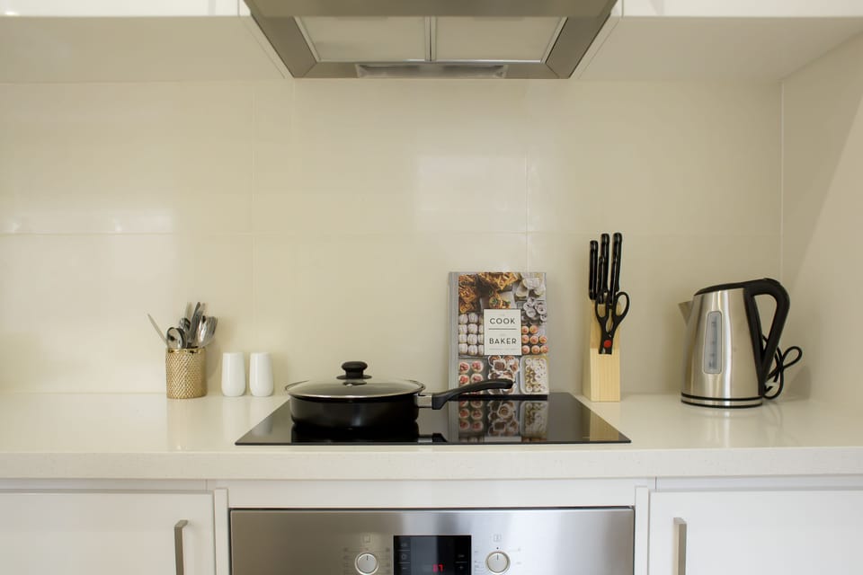 Full-size fridge, microwave, stovetop, dishwasher