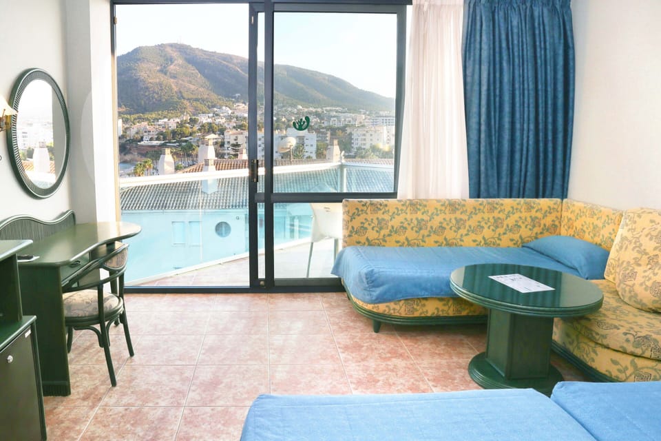 Minibar, in-room safe, free WiFi, bed sheets