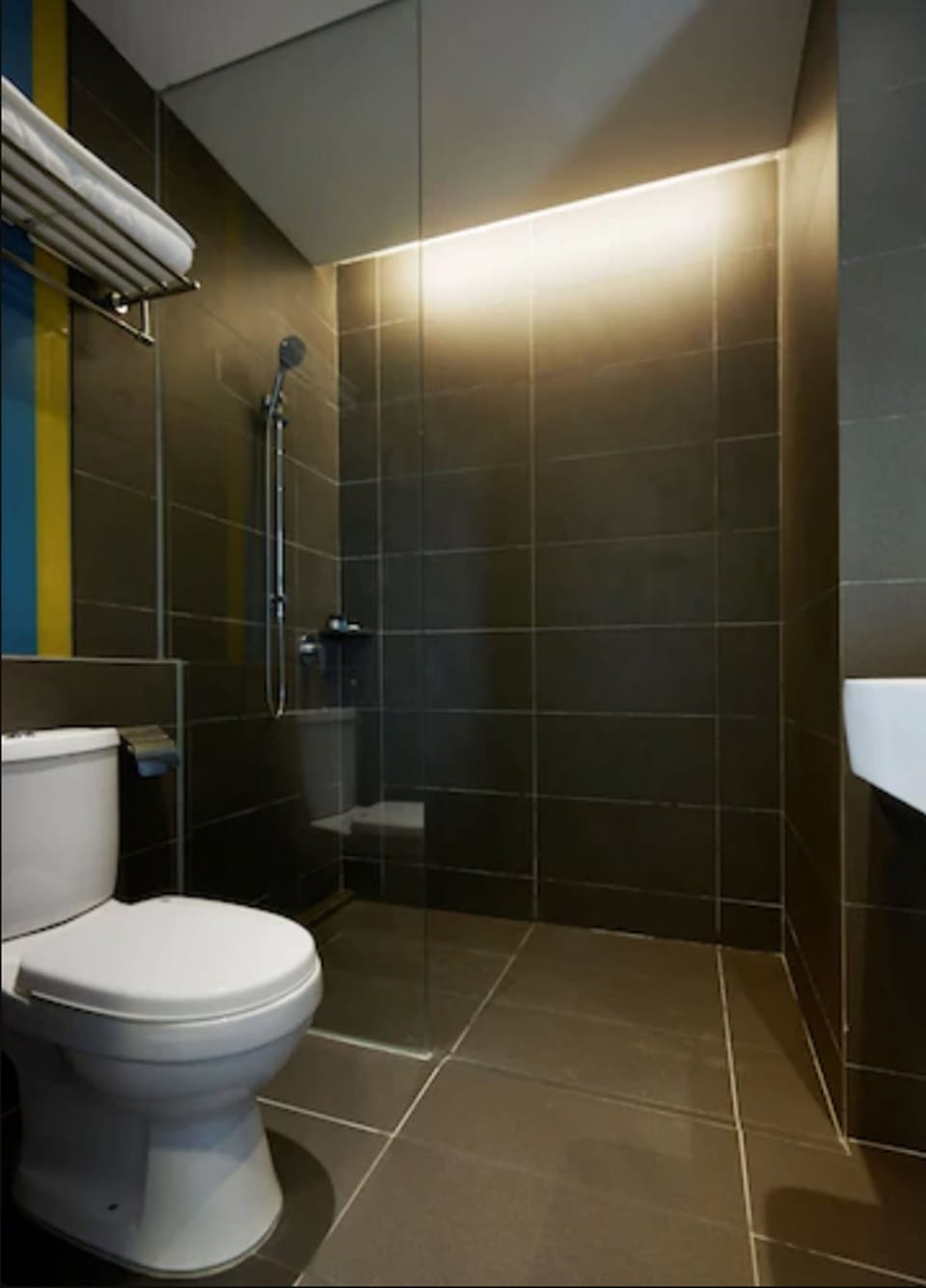 Shower, rainfall showerhead, free toiletries, hair dryer