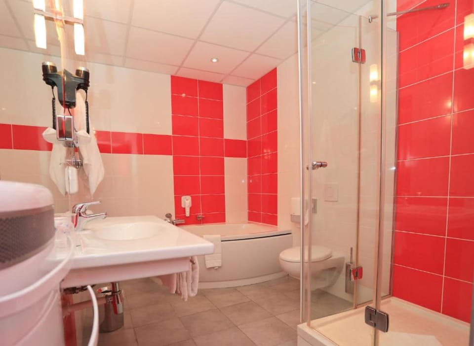 Romantic Double Room | Bathroom | Hair dryer, towels