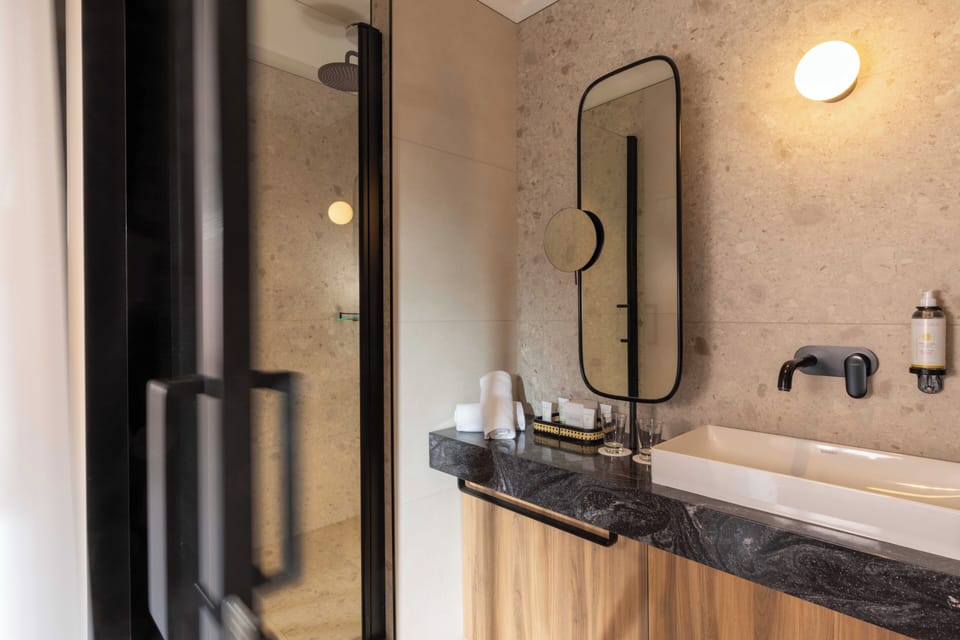 Chambre Prestige Cocoon - Vue Jardins & Vignobles | Bathroom | Rainfall showerhead, free toiletries, hair dryer, bathrobes
