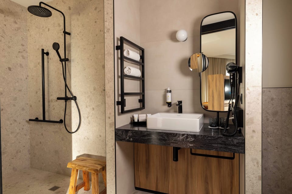 Suite Junior Privilège - Vue ruelle | Bathroom | Rainfall showerhead, free toiletries, hair dryer, bathrobes