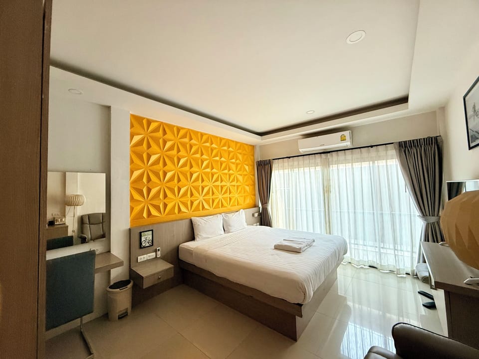 Basic Room, Balcony | In-room safe, desk, WiFi (free)