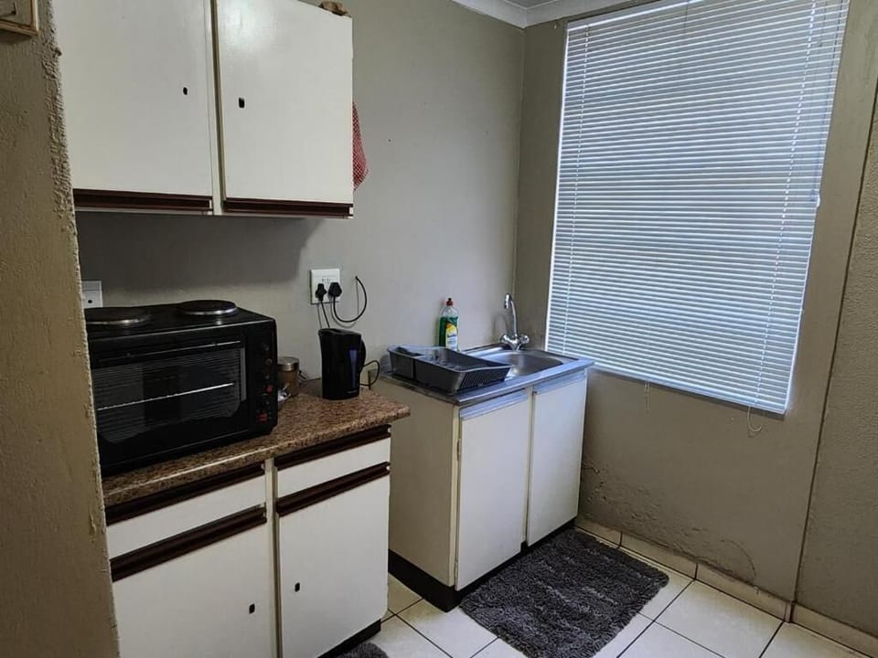 Apartment, 2 Bedrooms, Kitchen, Garden View | Private kitchen | Electric kettle