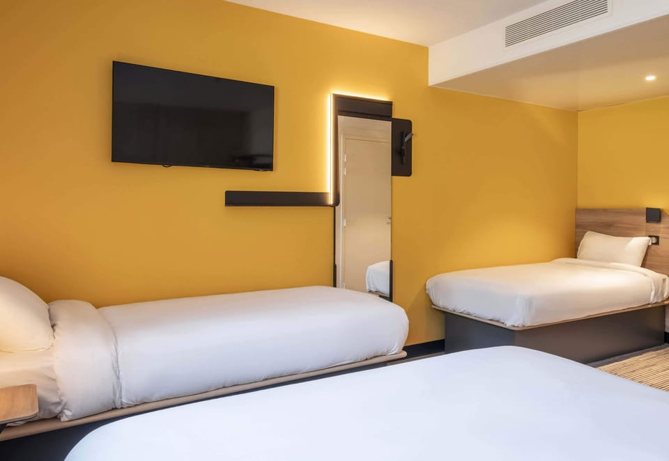 Quadruple Room, Non Smoking | Desk, free WiFi, bed sheets