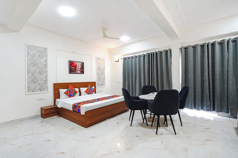 Egyptian cotton sheets, premium bedding, desk, WiFi (free)