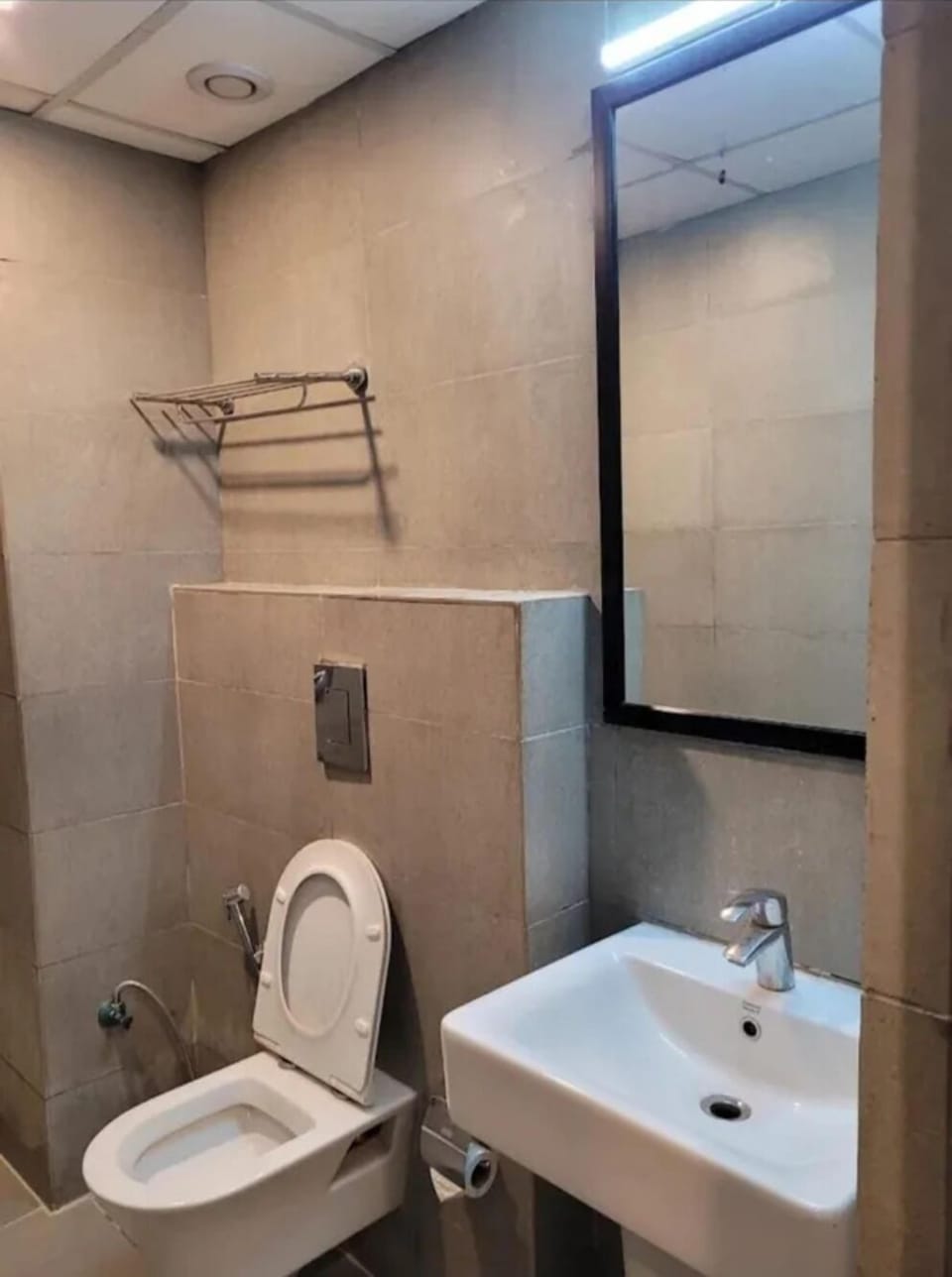 Deluxe Room | Bathroom | Shower, rainfall showerhead, towels, toilet paper