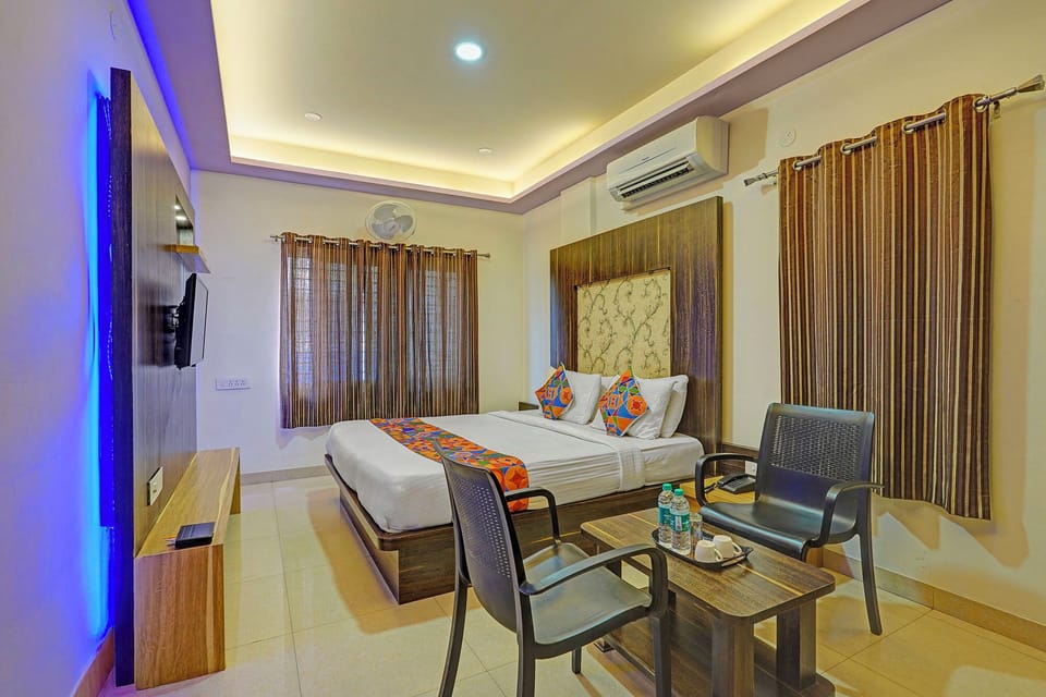 Deluxe Room | Egyptian cotton sheets, premium bedding, in-room safe, WiFi (free)
