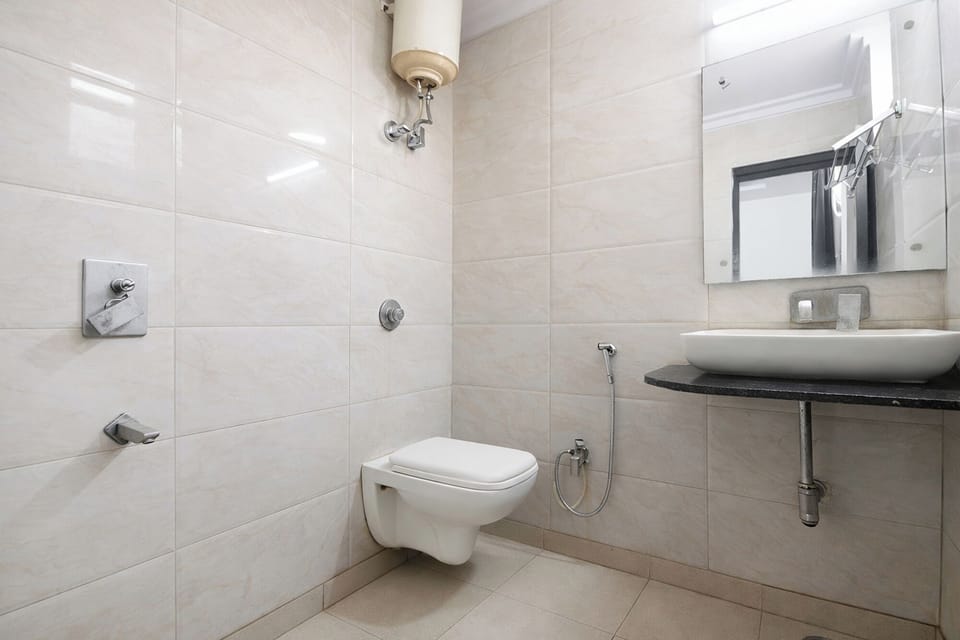 Deluxe Room | Bathroom | Shower, rainfall showerhead, free toiletries, towels