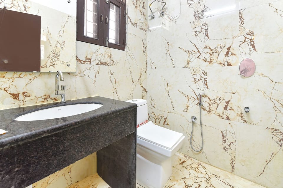 Shower, rainfall showerhead, free toiletries, towels