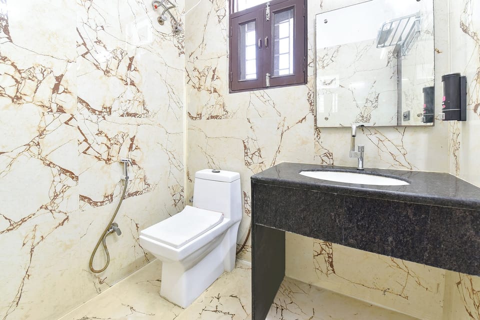 Shower, rainfall showerhead, free toiletries, towels