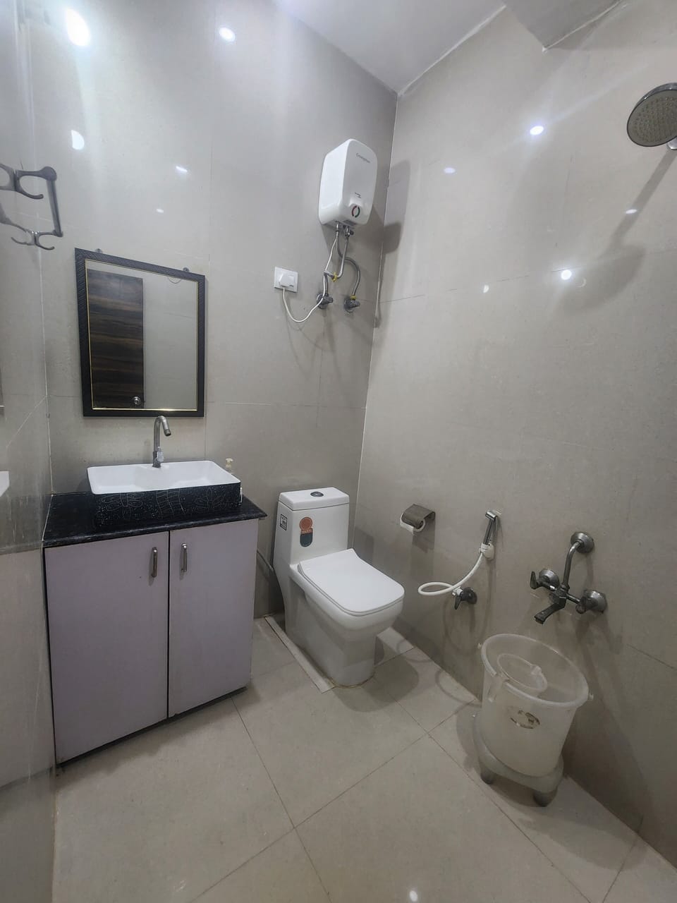 Premium Room | Bathroom | Shower, rainfall showerhead, towels, soap