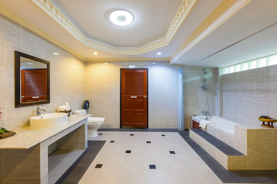 Honeymoon Suite | Bathroom | Shower, free toiletries, bathrobes, slippers