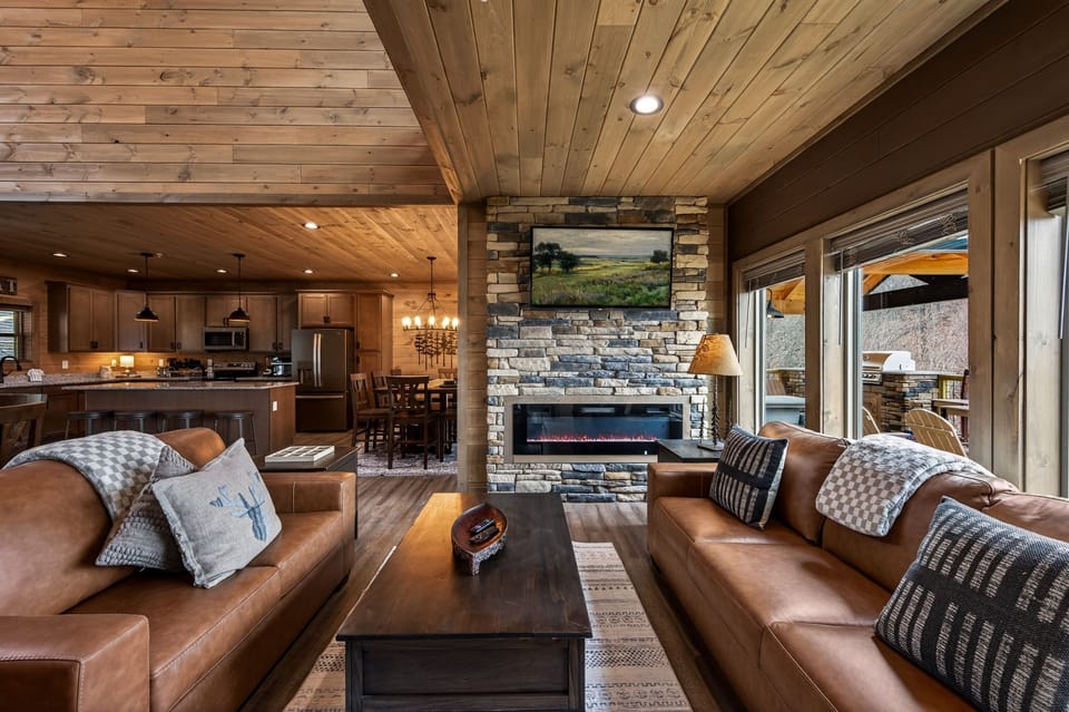 House, 5 Bedrooms | Living area | Smart TV