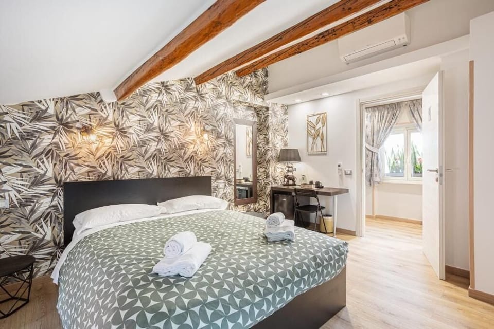 Deluxe Double Room | In-room safe