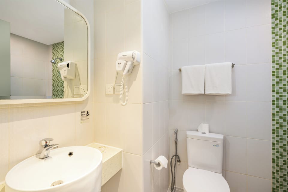 Shower, free toiletries, towels