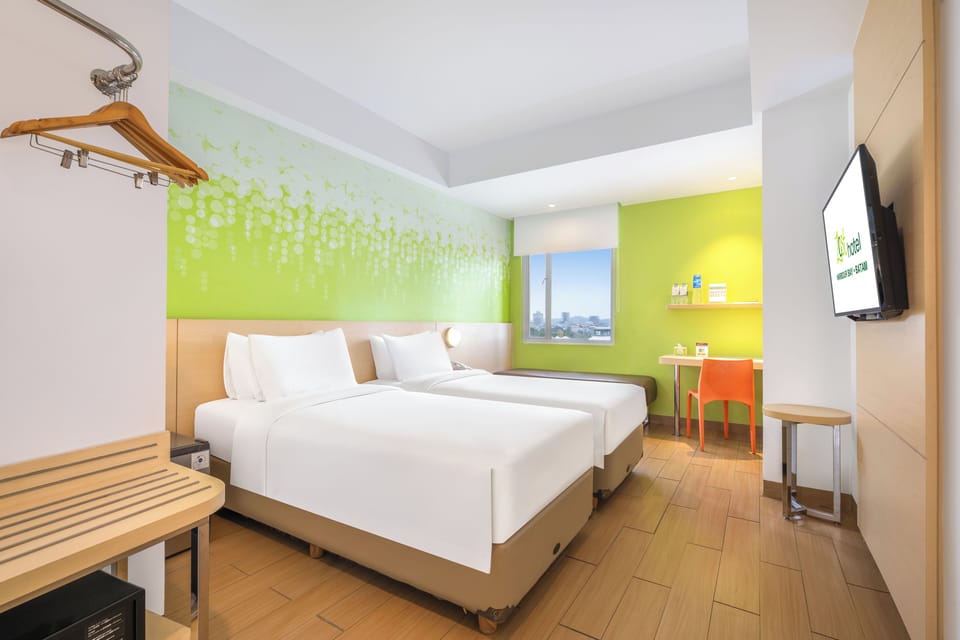 Zest Twin Room | In-room safe, desk, laptop workspace, WiFi (free)