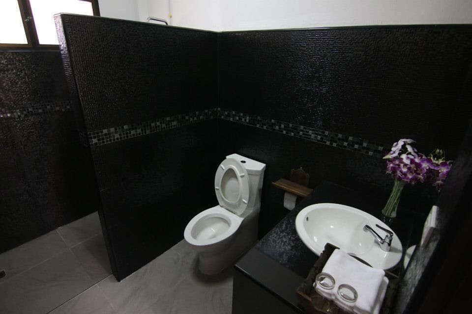 Deluxe Bungalow | Bathroom | Shower, free toiletries, hair dryer, slippers