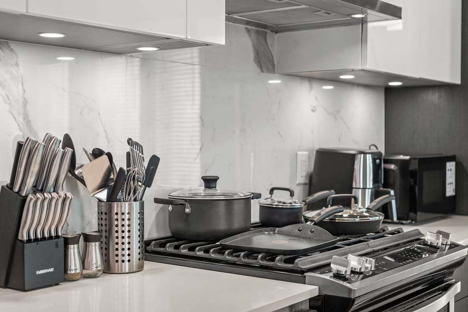 Family Townhome, Multiple Beds, Pets Allowed, City View | Private kitchen | Fridge, microwave, oven, stovetop