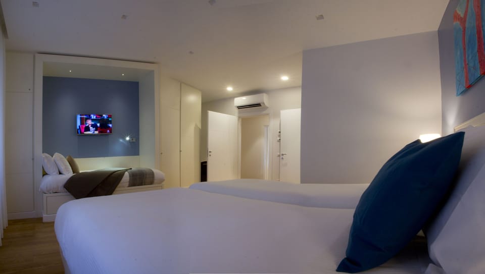 Triple Room | Minibar, in-room safe, desk, soundproofing