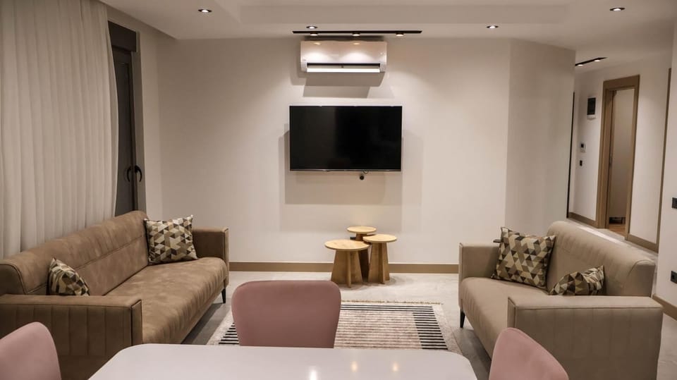 Basic Studio Suite, Balcony, Pool View | Living area