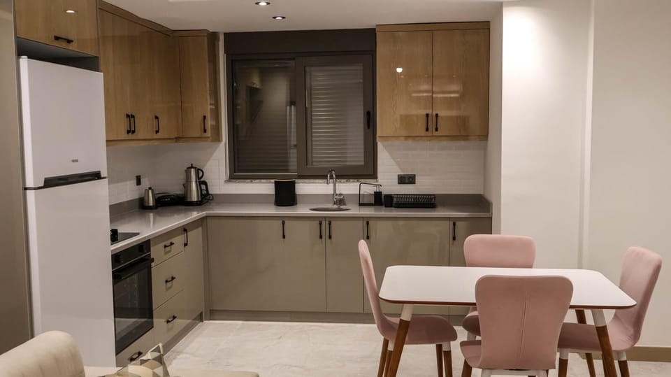 Basic Studio Suite, Balcony, Pool View | Private kitchen | Fridge, oven, stovetop, dishwasher