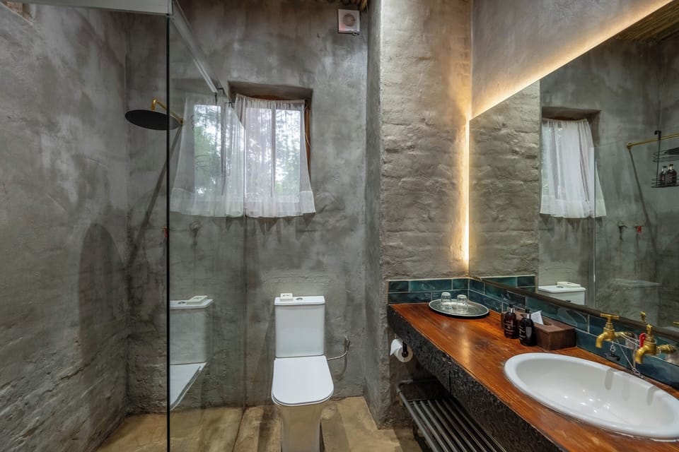 Twin Room | Bathroom | Combined shower/tub, free toiletries, hair dryer, towels