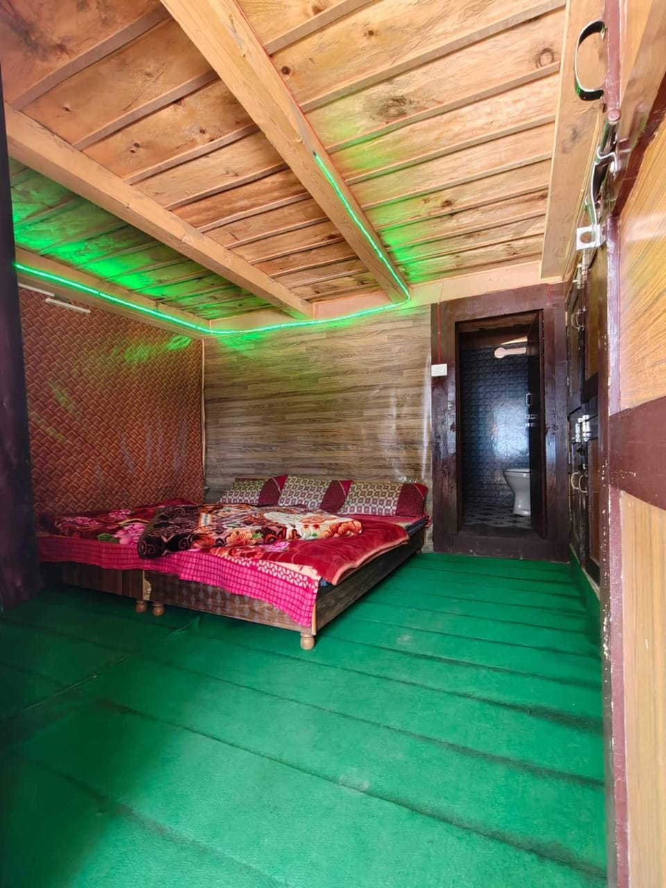 Triple Room | Desk, rollaway beds (surcharge), bed sheets