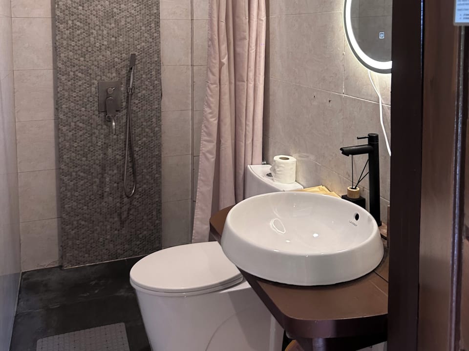 Deluxe Room, Pool View | Bathroom | Shower, towels, soap, shampoo