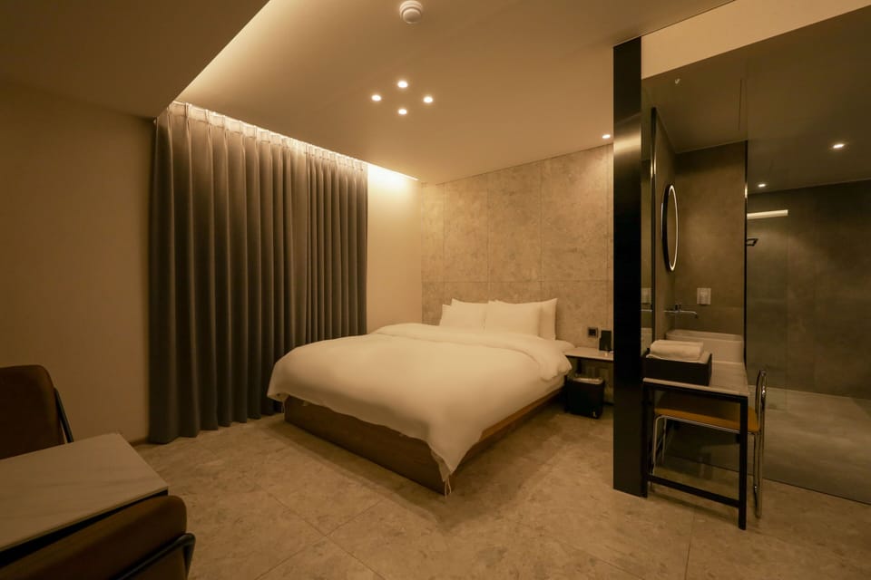 Suite King | Premium bedding, down comforters, desk, laptop workspace