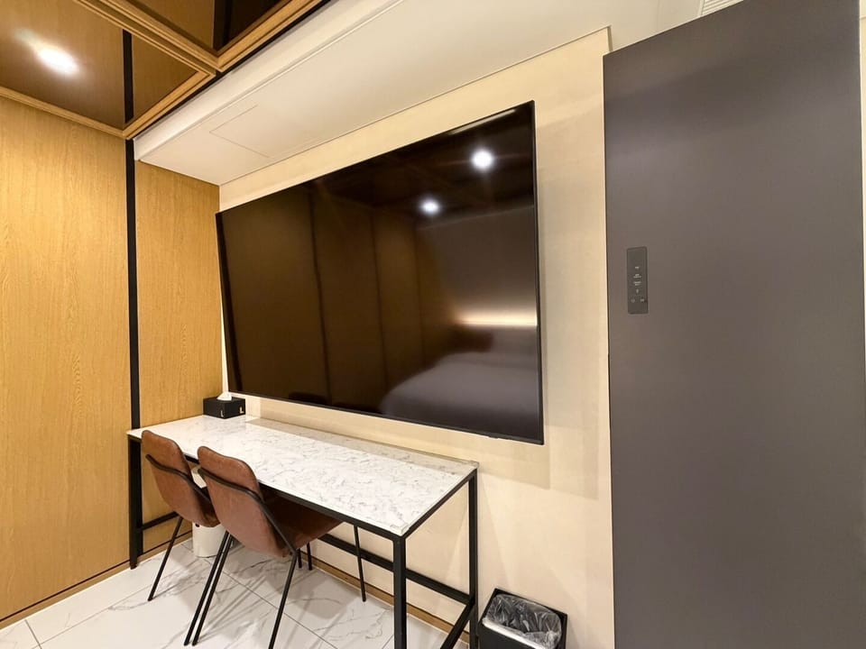 Royal Suite | Premium bedding, down comforters, desk, laptop workspace