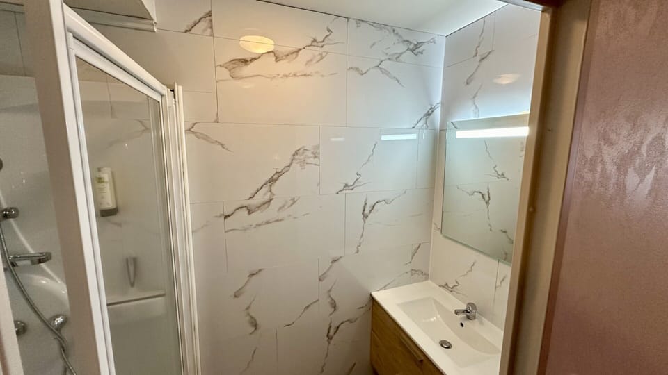 Retreat With Terrace, Parking House in Auvergne-Rhône-Alpes