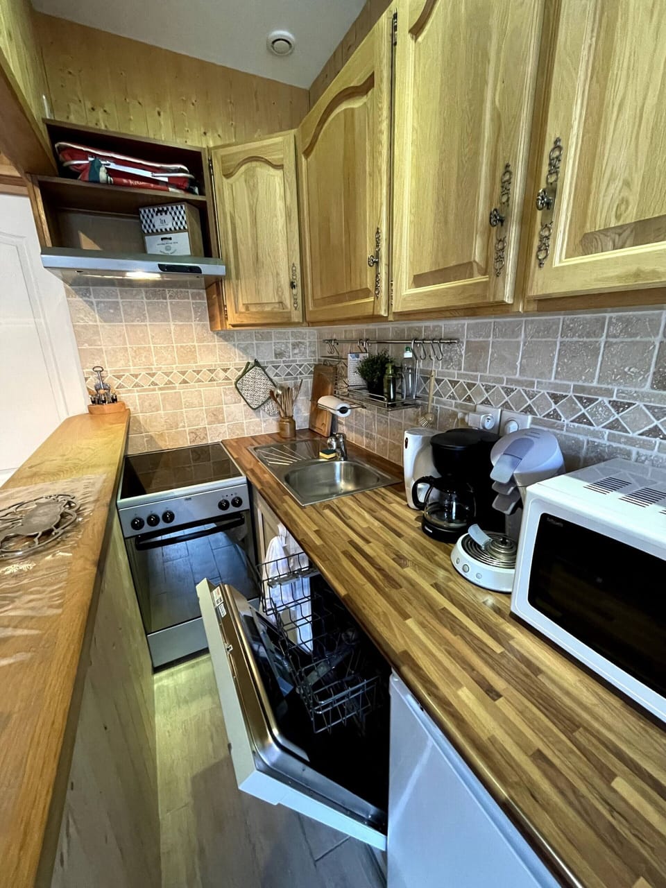 Apartment | Private kitchen | Cleaning supplies