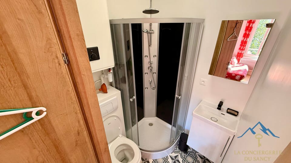 Modern hub Near the Village Stream Apartment in Auvergne-Rhône-Alpes