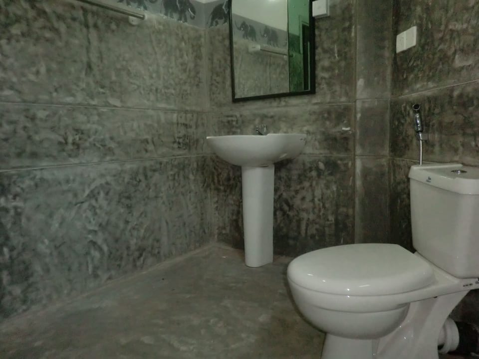 Standard Double A/C room with Sea View | Bathroom | Shower, free toiletries, hair dryer, towels