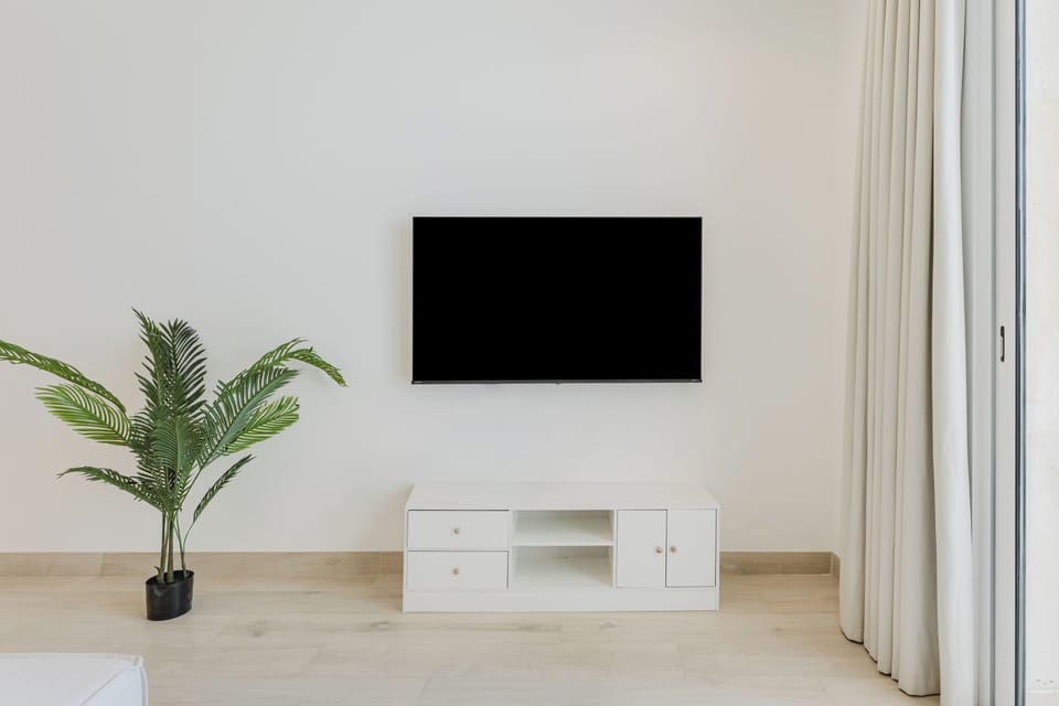 Exclusive Apartment, 1 King Bed, Air conditioning, Pool View | Living room | 40-inch Smart TV with digital channels