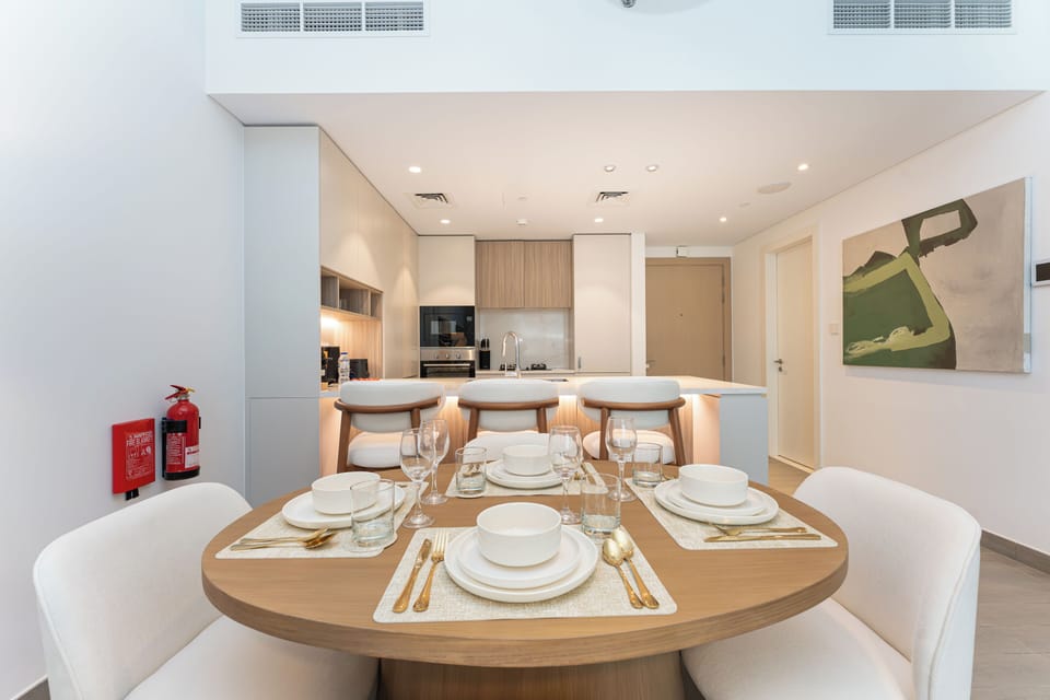 Luxury Apartment, 1 King Bed, Park View | Dining room