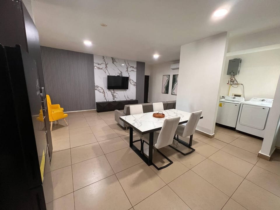 Apartment, 2 Bedrooms | Dining