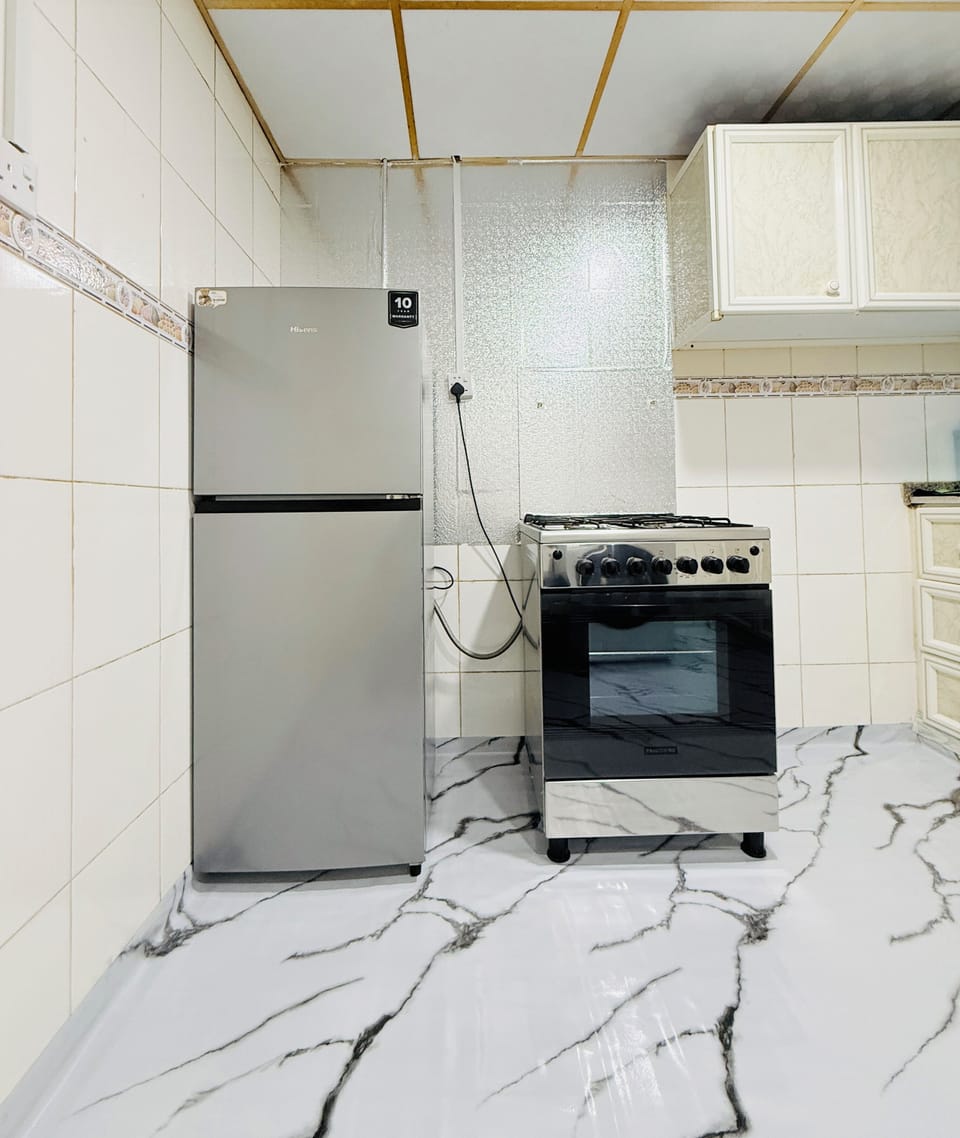 Full-size fridge, microwave, oven, stovetop