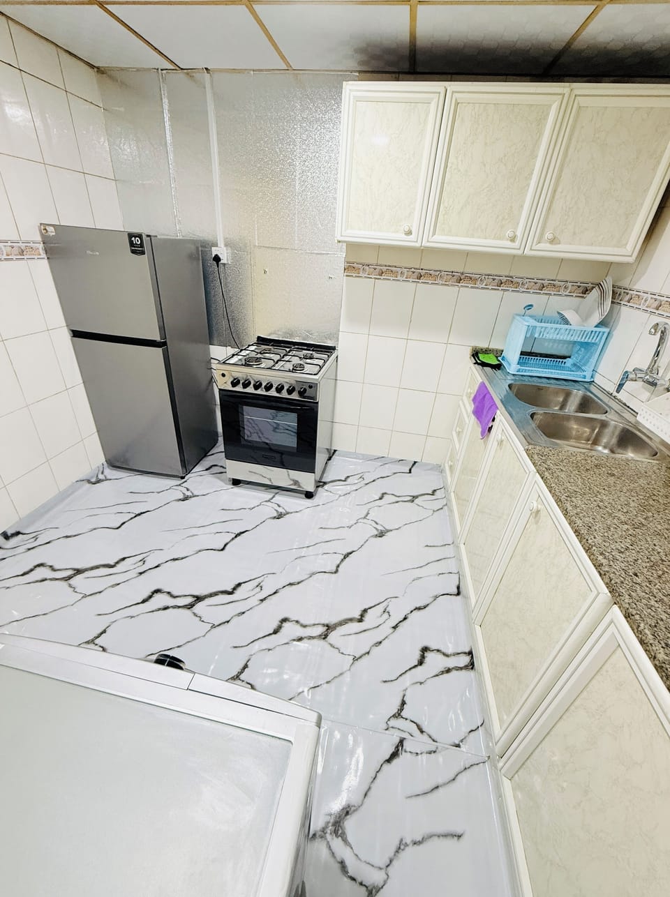 Full-size fridge, microwave, oven, stovetop
