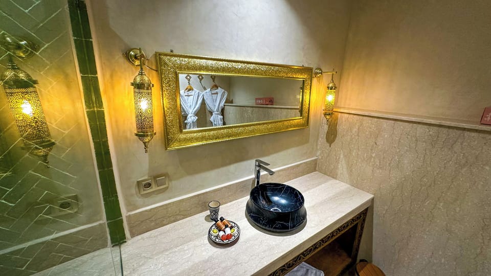 Deluxe Twin Room | Bathroom | Shower, free toiletries, hair dryer, towels