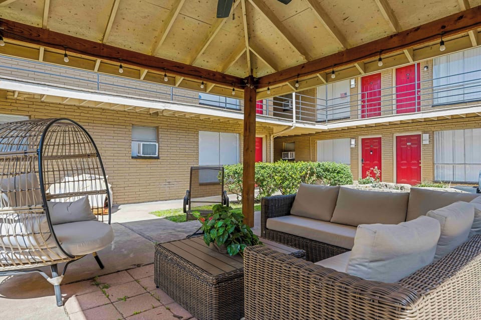 Comfort Apartment, Garden View Unit 114 | Terrace/patio