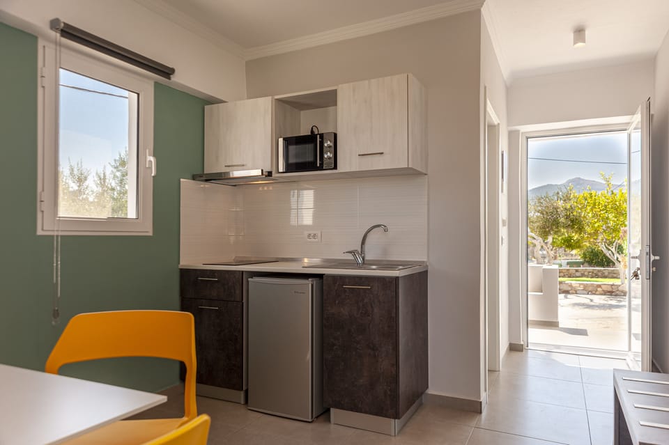 Superior Triple Room | Private kitchen | Fridge, microwave, stovetop, coffee/tea maker