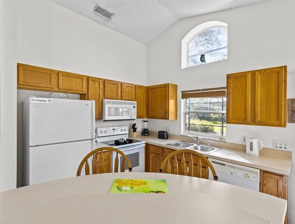 House, 3 Bedrooms | Private kitchen | Coffee/tea maker, fridge, oven, toaster