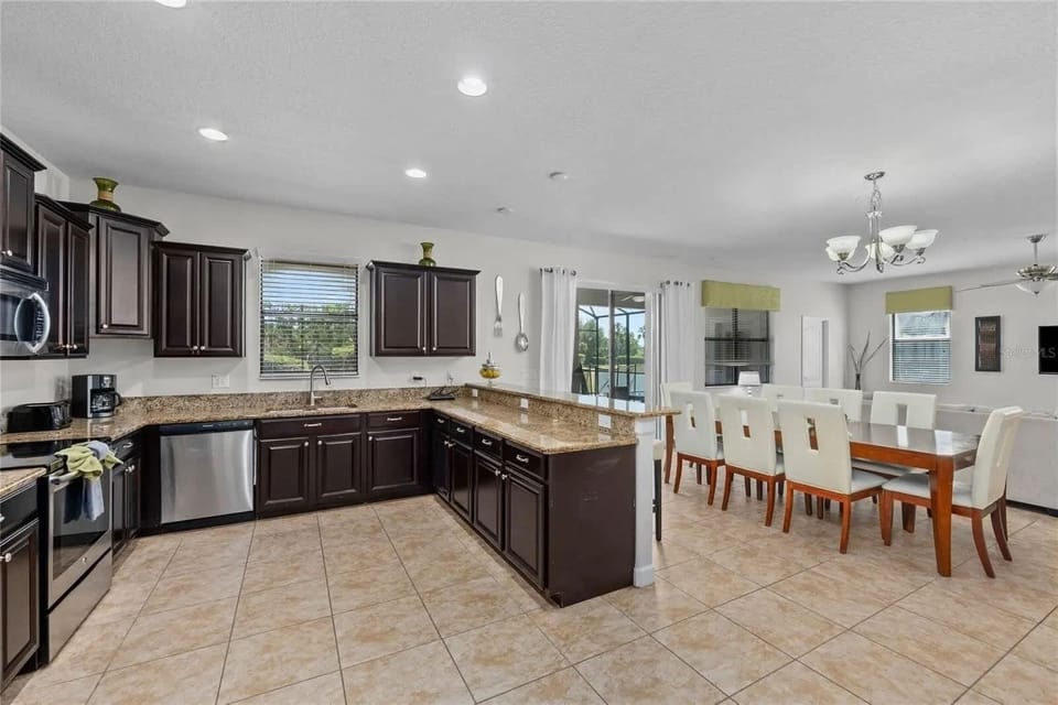 House, 6 Bedrooms | Private kitchen | Coffee/tea maker, fridge, oven, toaster