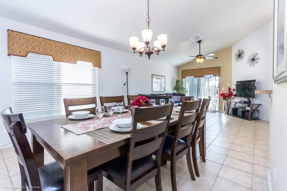 House, 4 Bedrooms | Dining