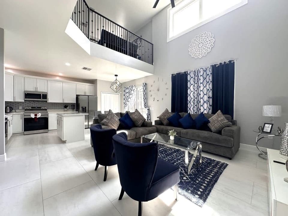 House, 6 Bedrooms | Living area
