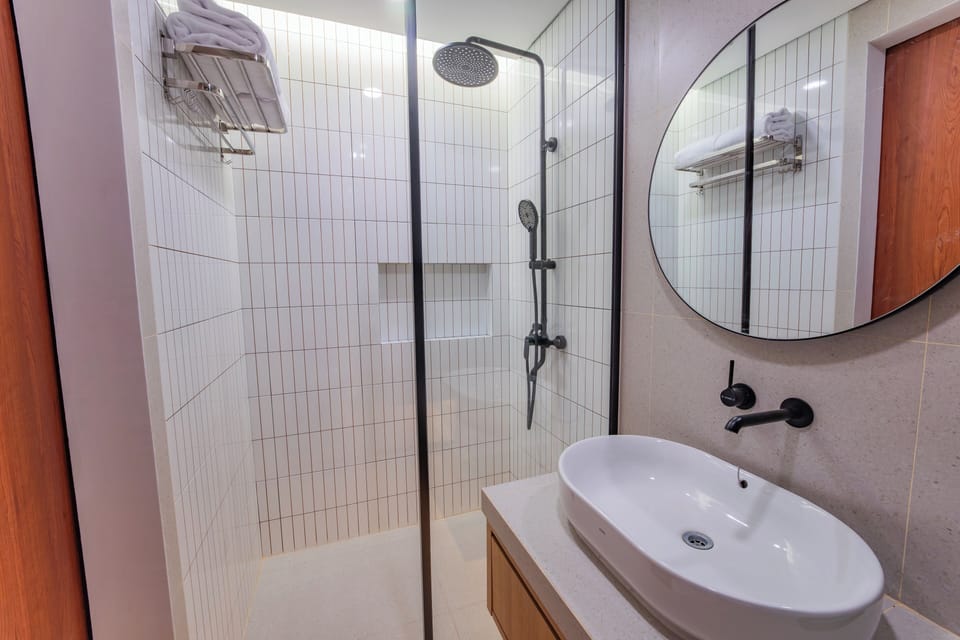 Superior Double Room | Bathroom | Shower, towels, soap, shampoo