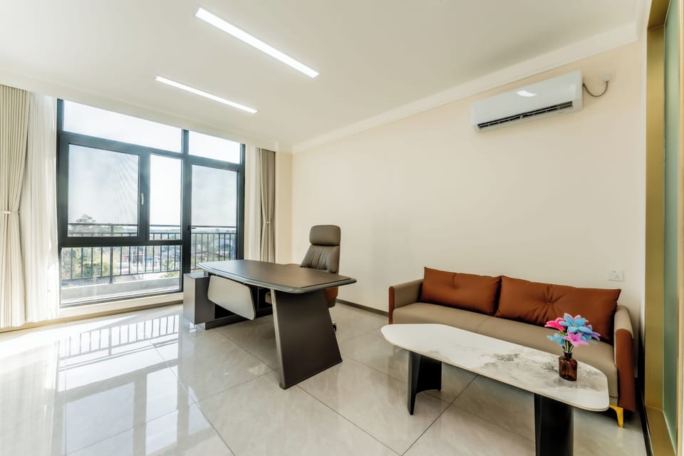 Suite, Balcony | Living area | TV
