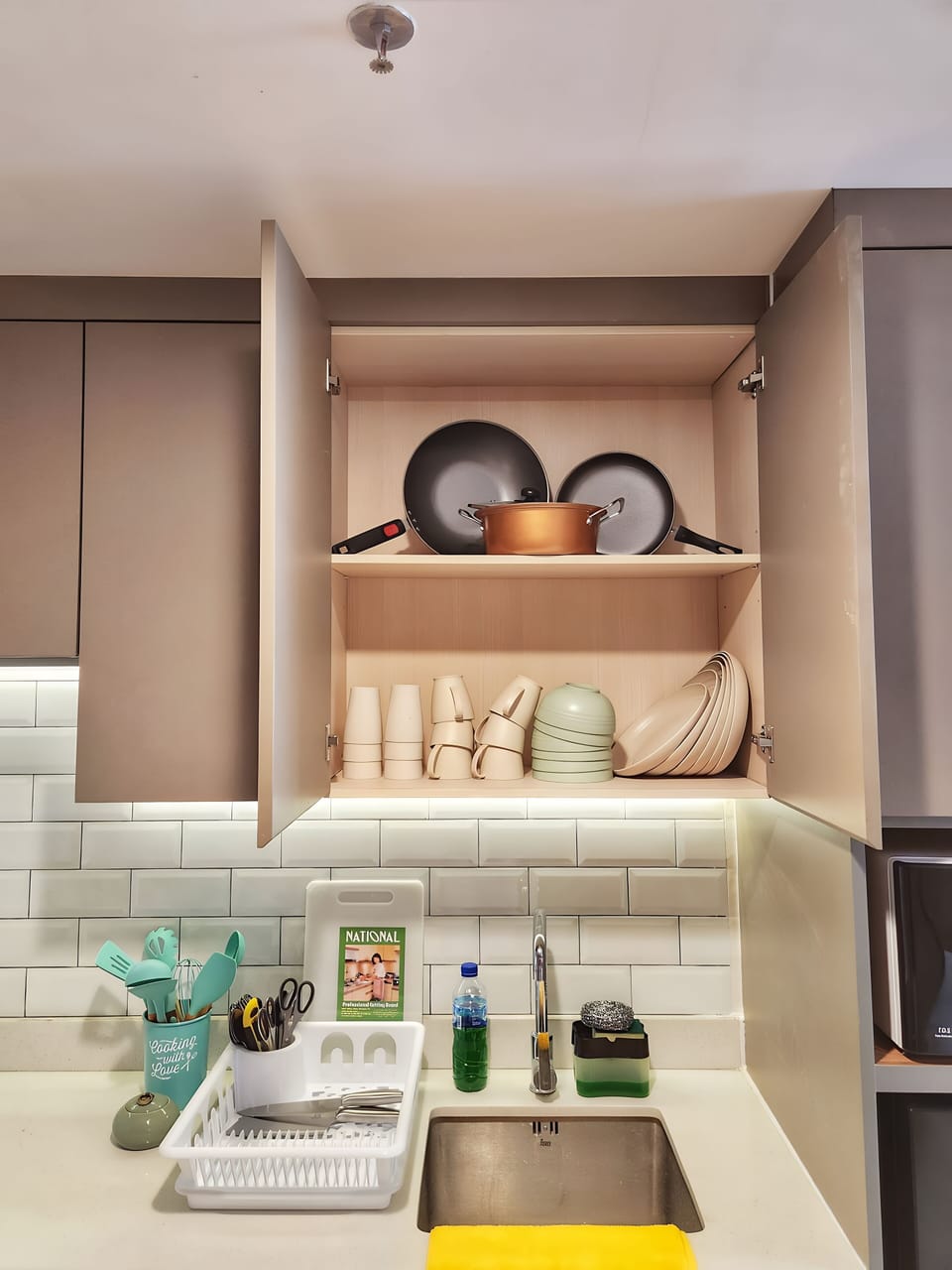 Apartment, 2 Bedrooms, City View | Private kitchen | Fridge, microwave, stovetop, cookware/dishes/utensils